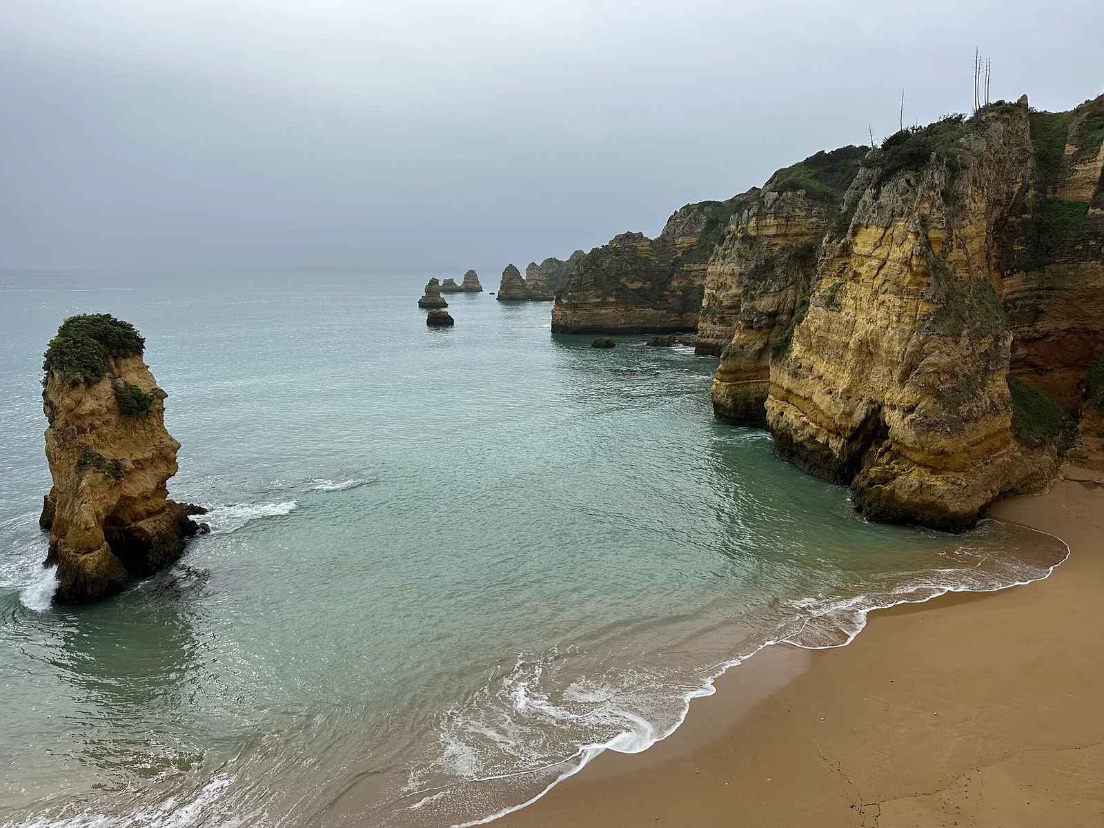 Praia e formações rochosas junto a Lagos