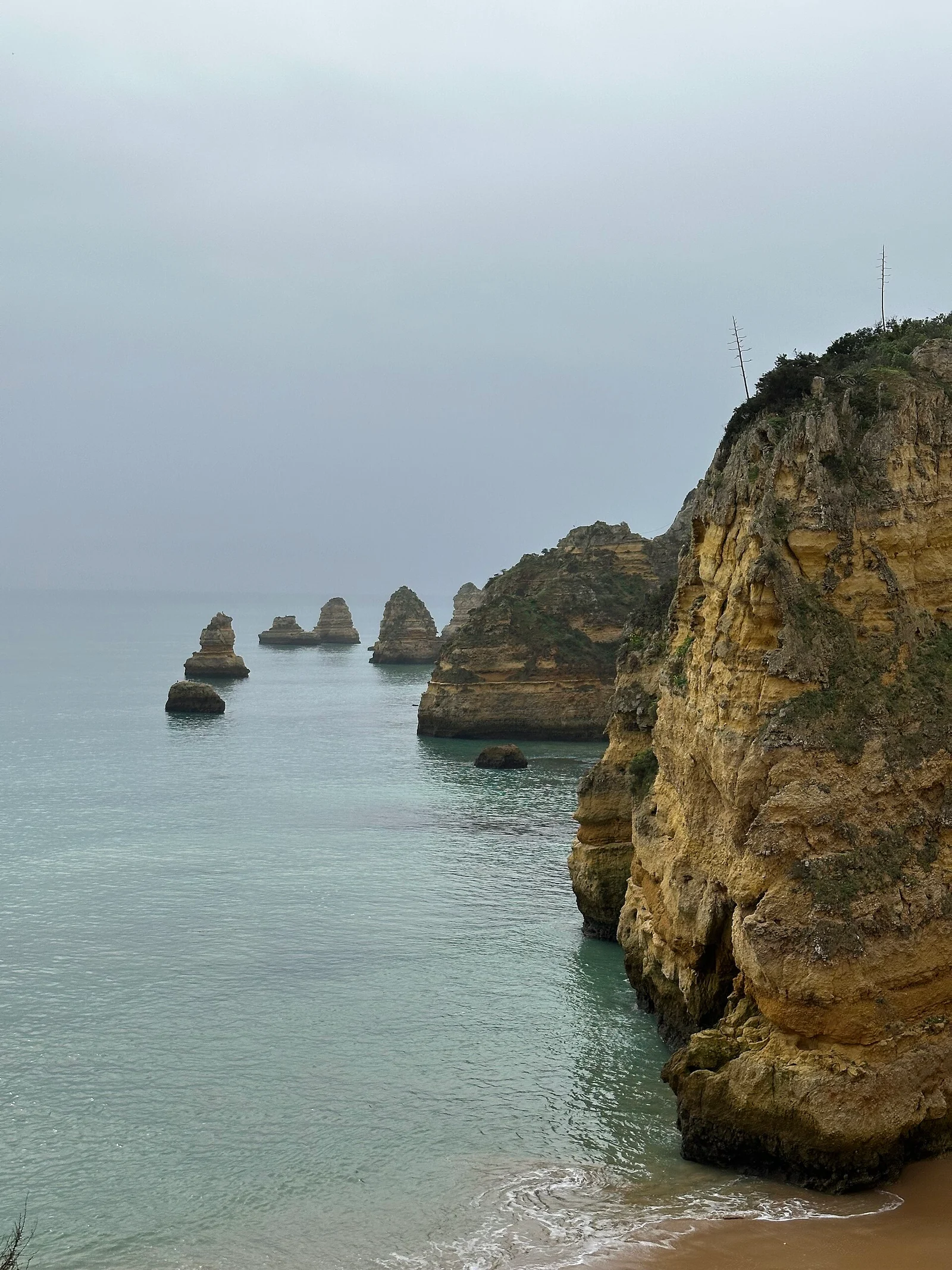 Rochedos elevados sobre o mar na costa de Lagos